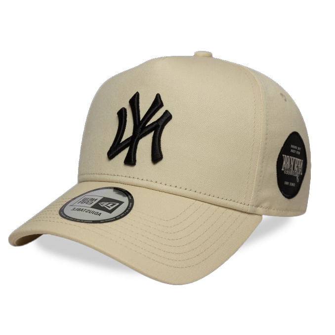 Boné New Era New York Yankees bege, vista lateral direita com logo bordado em preto
